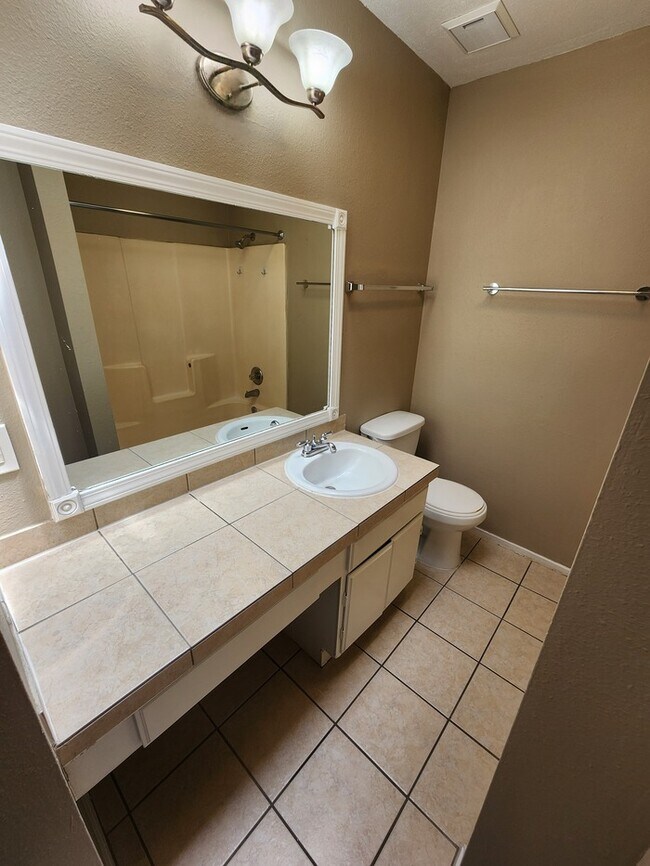 Building Photo - 3 bed 2 bath, 2 story townhome, 2 car garage