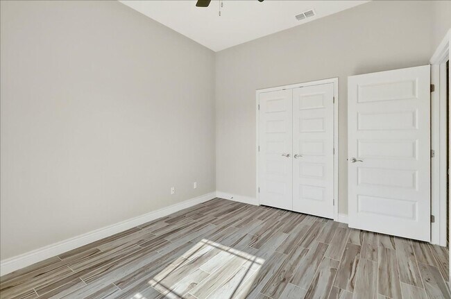 Building Photo - 15229 Barataria Dr