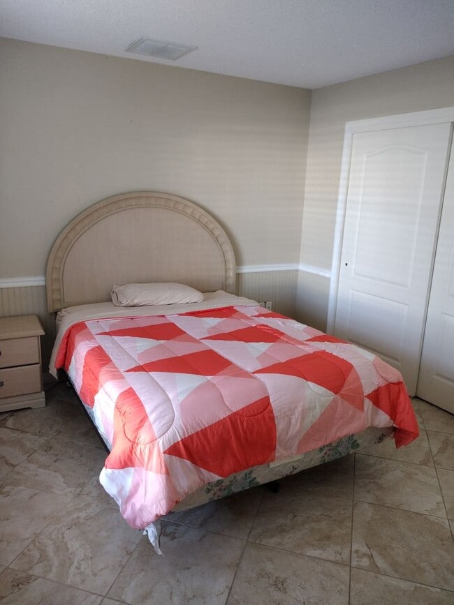 Building Photo - 3 Bedroom 2 Bath House 2 car garage with Large screened in porch! Tenant occupied till March 31st