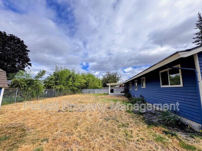 Building Photo - 2270 Madrona Dr SE
