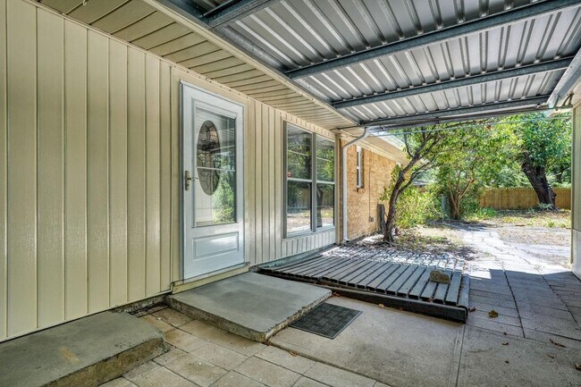 Building Photo - 2442 Oates Dr