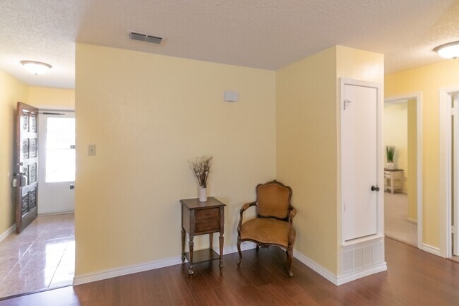 Building Photo - Charming 3 bedroom 2 bath home available soon!!