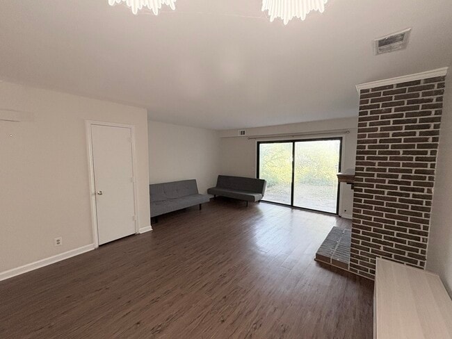 Building Photo - 240 Jamil Rd
