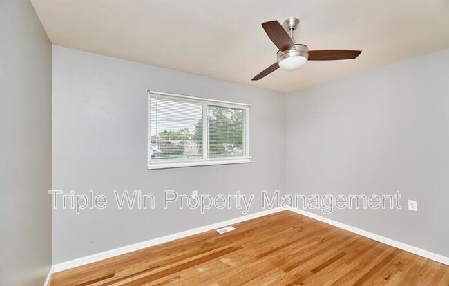 Building Photo - 2325 Golfway St