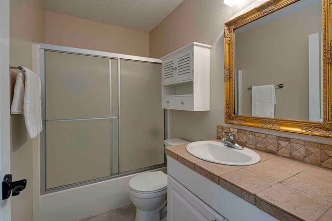 Building Photo - Single Level Duplex with Great Flow and Fi...