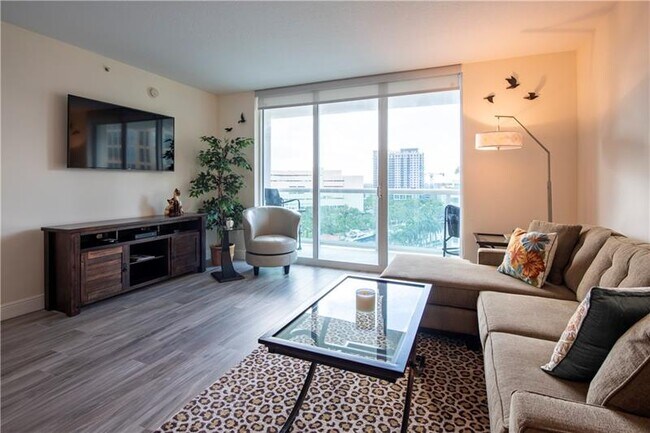 Building Photo - 347 N New River Dr E