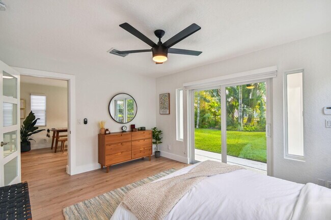 Building Photo - 702 NE 10th Ave