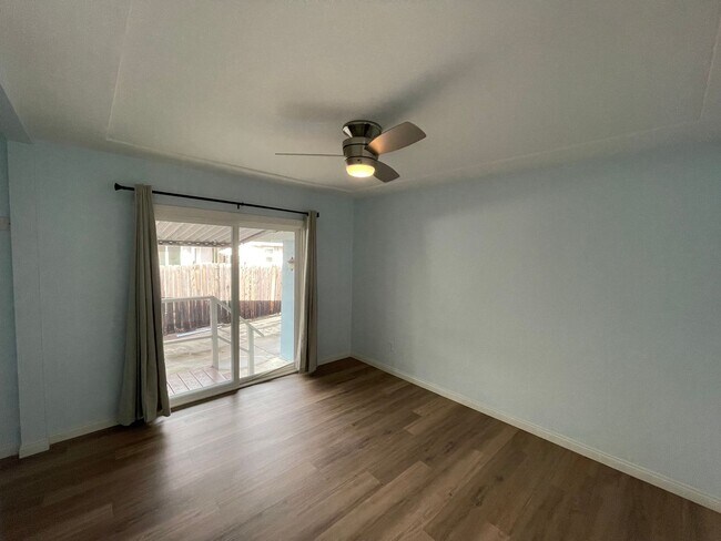 Building Photo - Large 5 bed 2 bath house (Lease out, pending signatures. Check back in a few days!)