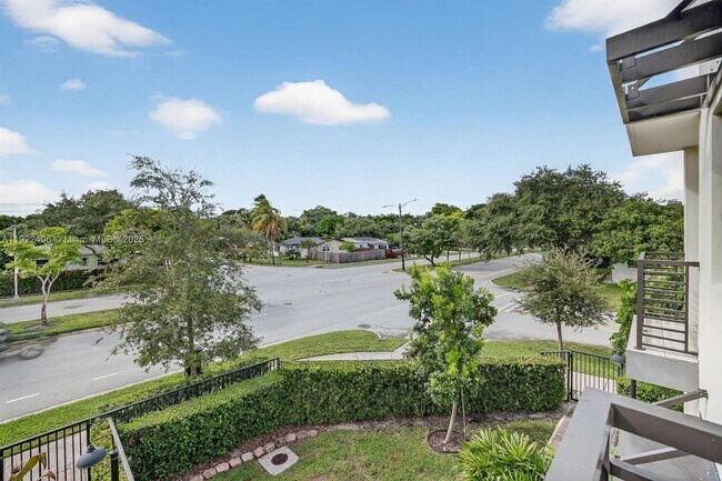 Building Photo - 1402 SW 4th Ave