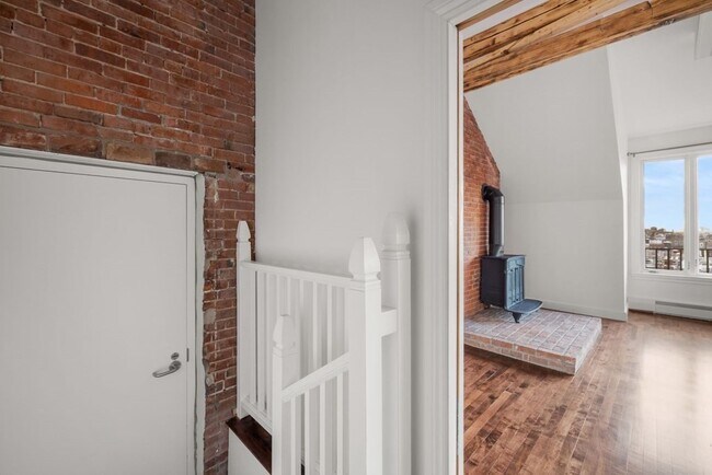 Building Photo - 32 Hancock St