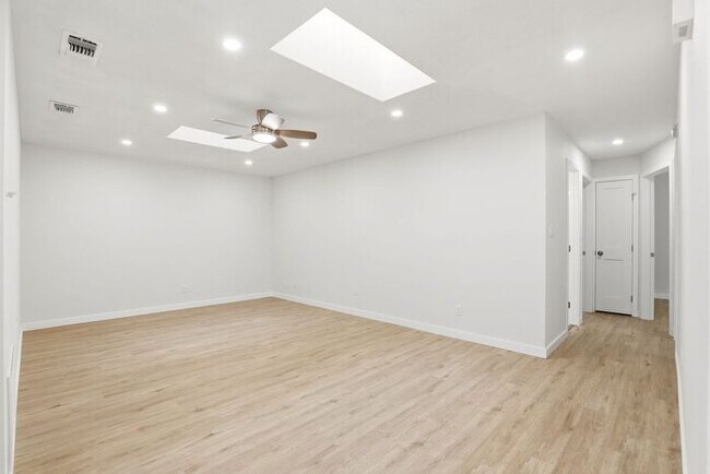 Building Photo - Modern Living Awaits in This Renovated Oviedo 3BR Duplex