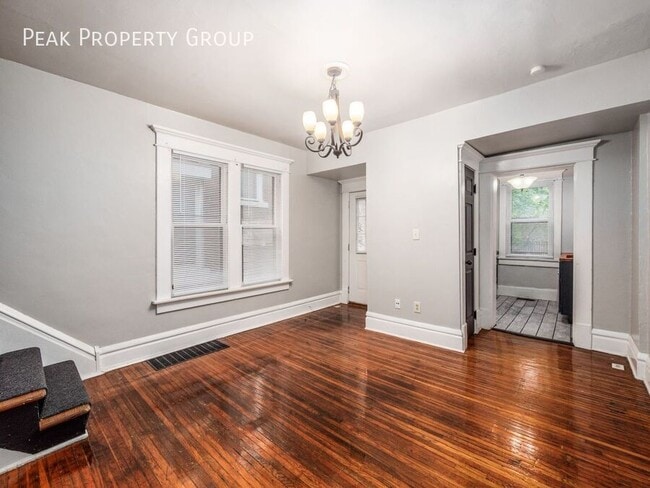 Building Photo - 1502 Summit St