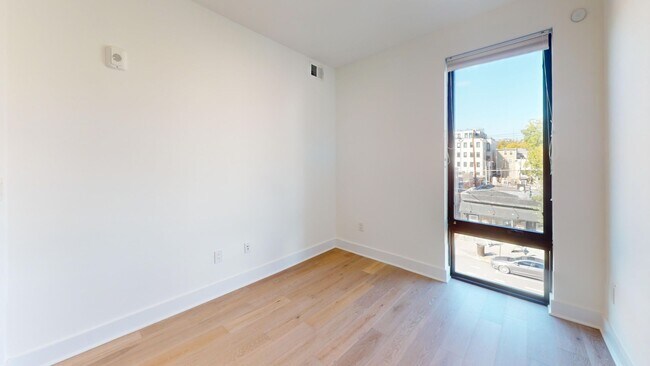 Building Photo - Newly Renovated Two Bedroom Two Bathroom W/Off Street Parking