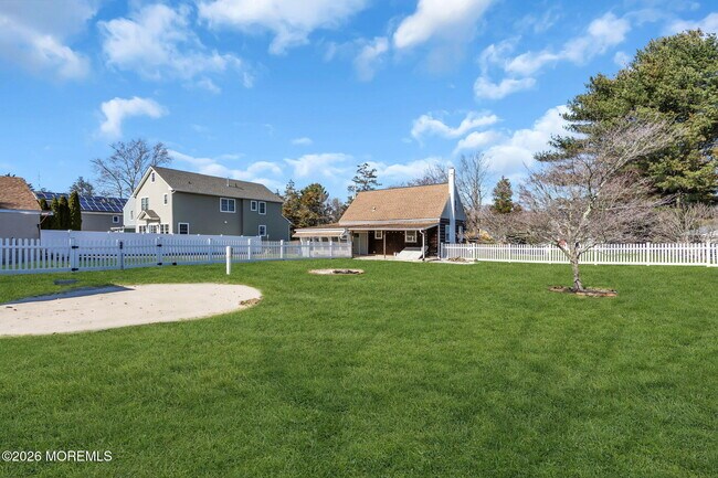 Building Photo - 633 Agnes Ave