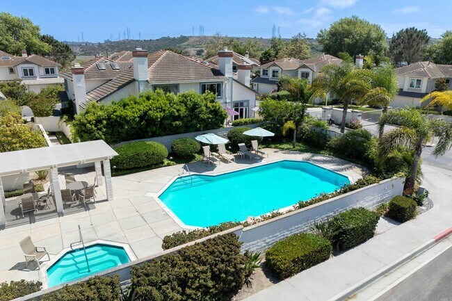 Building Photo - Immaculate 3 Bed, 2.5 Bath in Laguna Shores, Carlsbad!