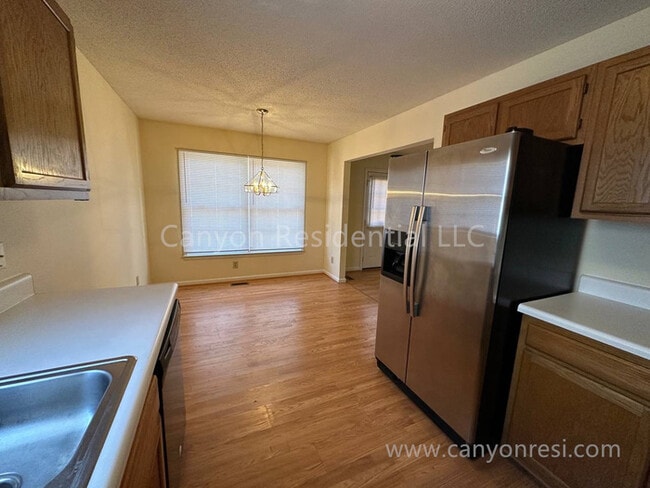 Building Photo - Beautiful 3b, ready to move in!