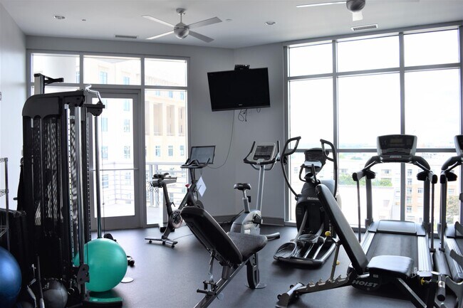 Building Photo - 333 W Trade St