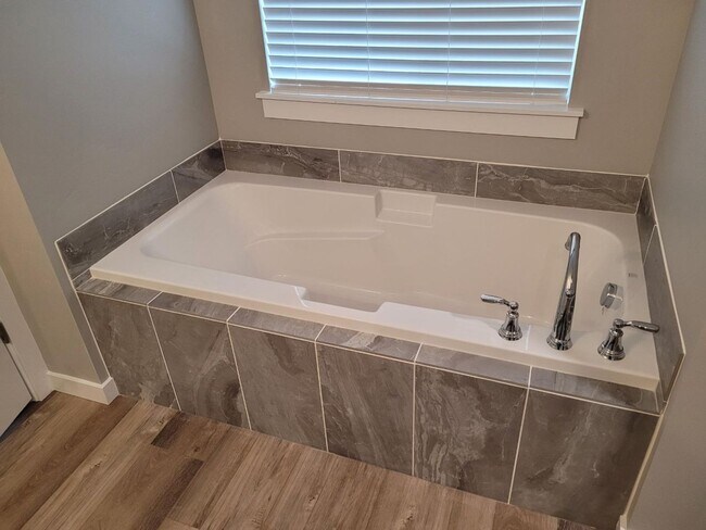 Building Photo - Amazing 5 Bedroom Home in Meridian!