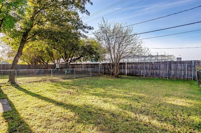 Building Photo - Charming 2-Bed, 2-Bath Duplex in Burleson