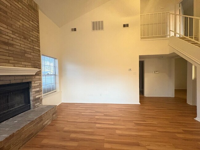 Building Photo - Adorable 2-2 in Arlington