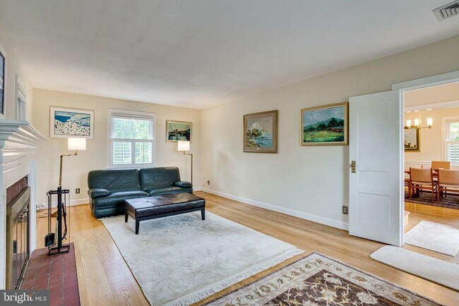 Building Photo - 609 Upland Pl