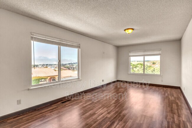 Building Photo - 1446 Skyview Dr