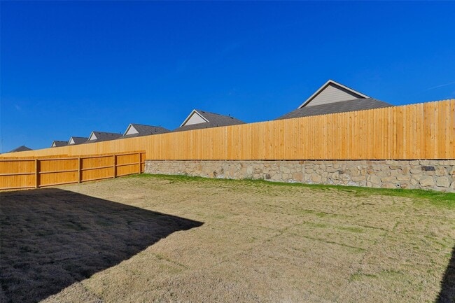 Building Photo - Cute Newer 4-2-2 N Ft. Worth