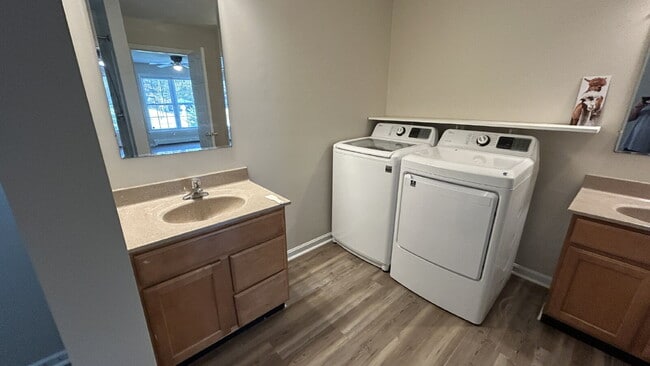 Building Photo - Spacious 3-Bedroom Cape – Quiet Country Li...