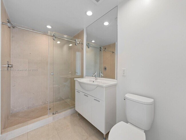 Building Photo - 495 Brickell Ave