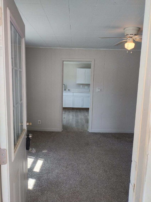 Building Photo - 422 S Oak St