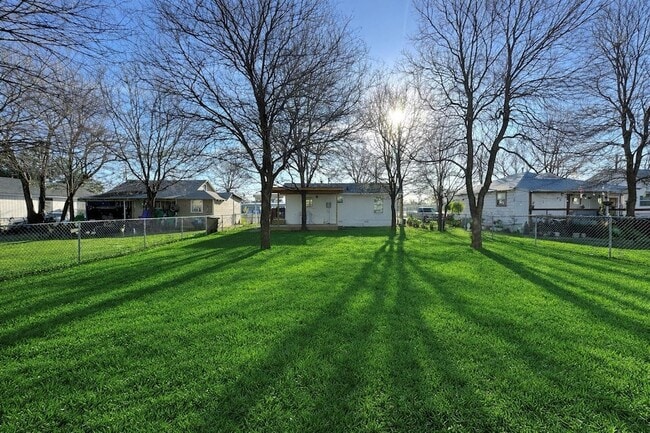 Building Photo - 600 Springdale Rd