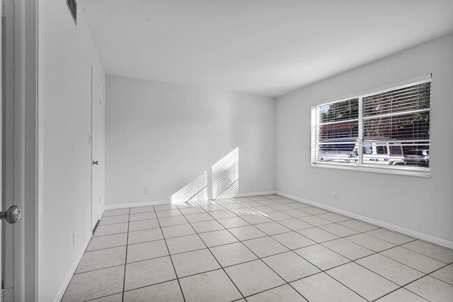 Building Photo - 9 NE 19th Ct