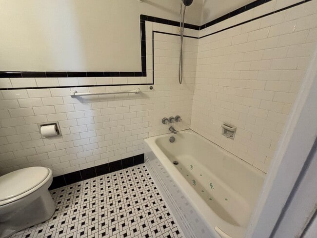 Building Photo - Gorgeous 1 Bedroom 1 Bathroom Condo locate...