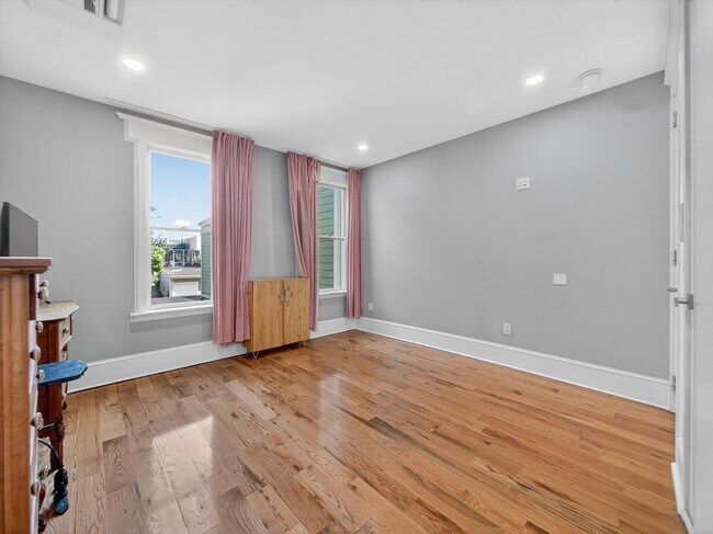 Building Photo - 70 Sherman Pl