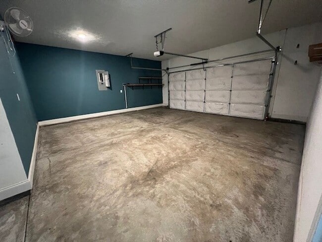 Building Photo - 4 Bedroom, 2 Bath Home in Elias Station