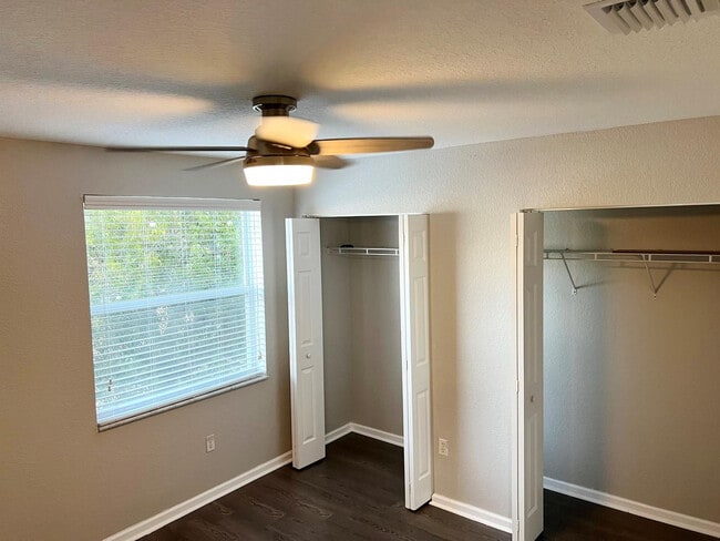 Building Photo - 4926 Ave