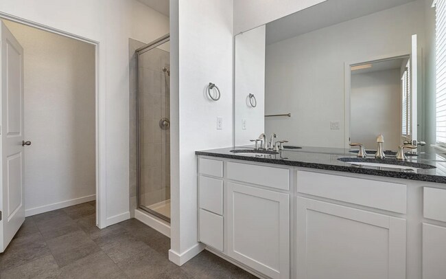 Building Photo - 2 Bedroom Townhome w/ Garage!