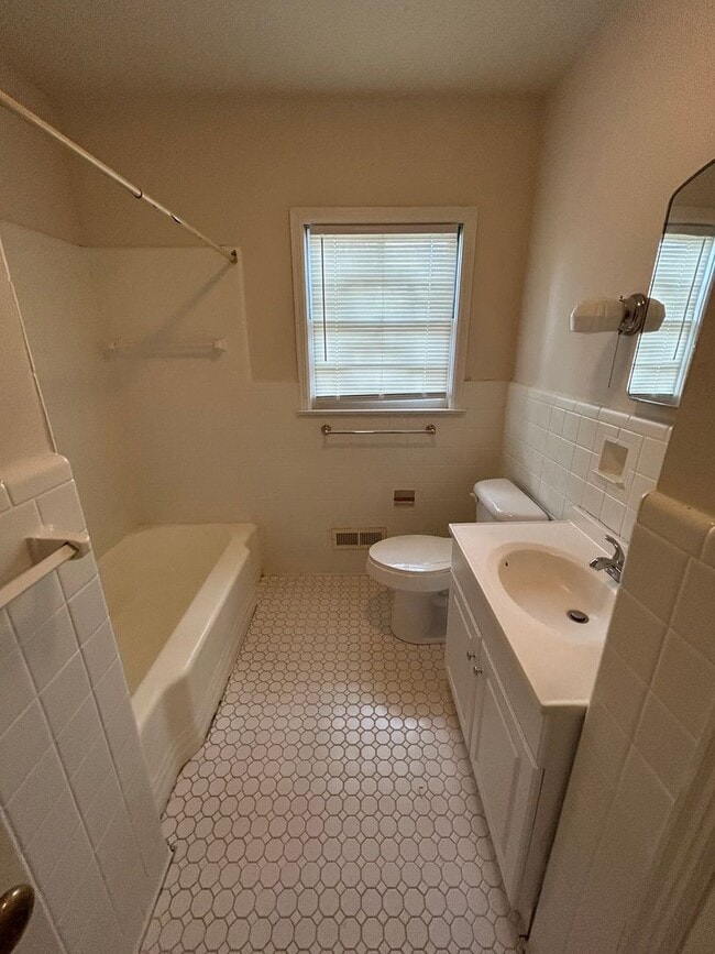 Building Photo - Charming 3/2 House in College Heights- $1,995