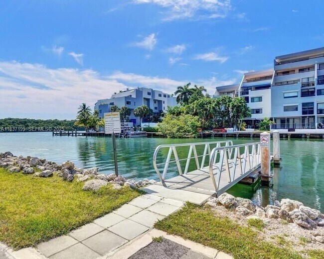 Building Photo - 400 Kings Point Dr