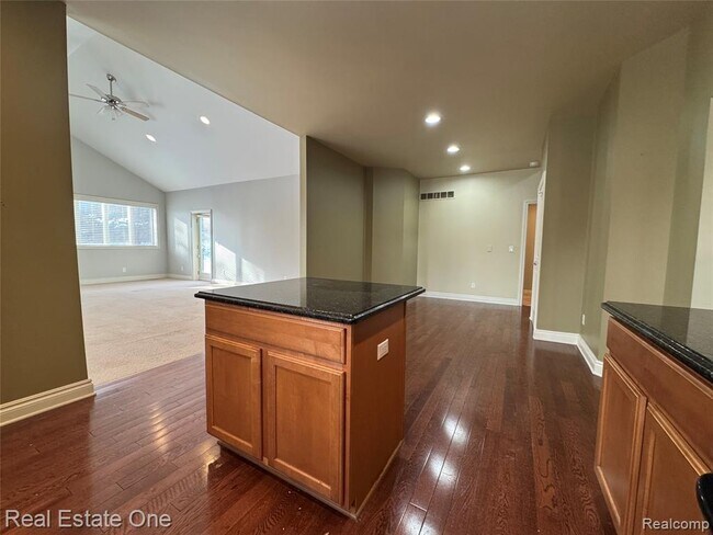 Building Photo - 1030 Oakwood Dr