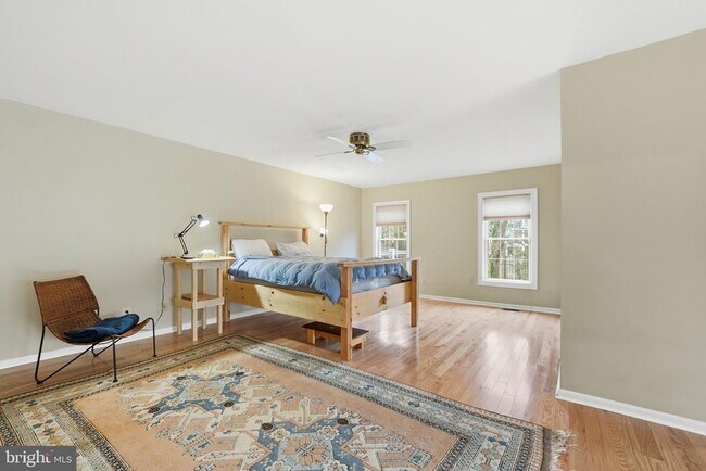 Building Photo - 9420 Lakeside Dr