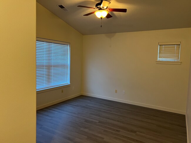 Building Photo - 635 NE Garswood Ln