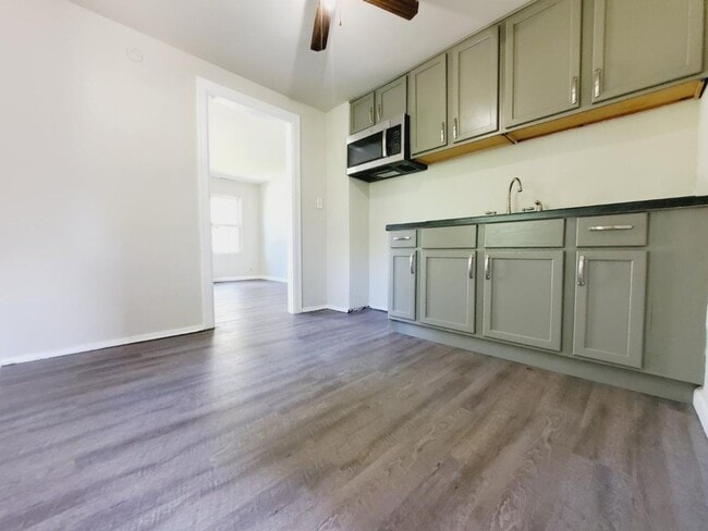 Building Photo - 2 Bedroom In Gary