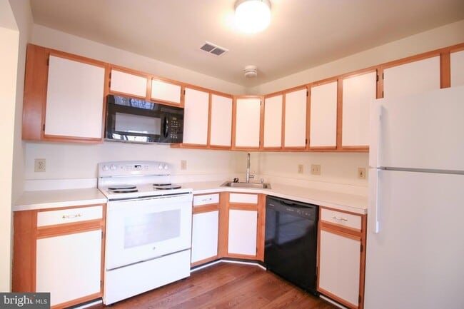 Building Photo - 102-107 Timberlake Terrace