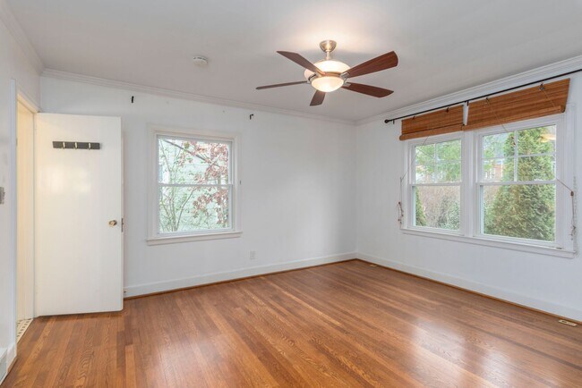 Building Photo - Charming North Asheville Home