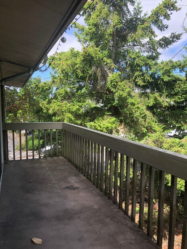 Building Photo - Tillicum 306