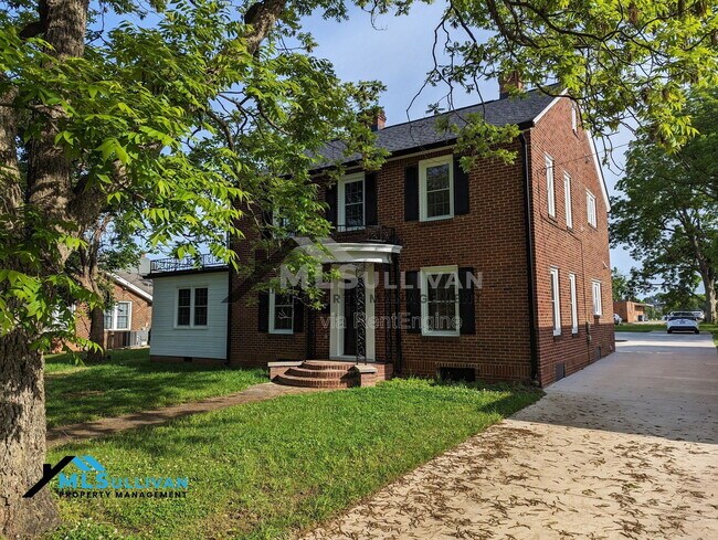 Building Photo - 229 W Elm St