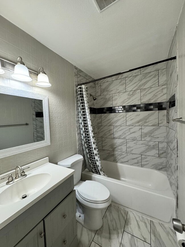 Building Photo - 4 Bedroom 2 Bath Home with Updates! Great Location!