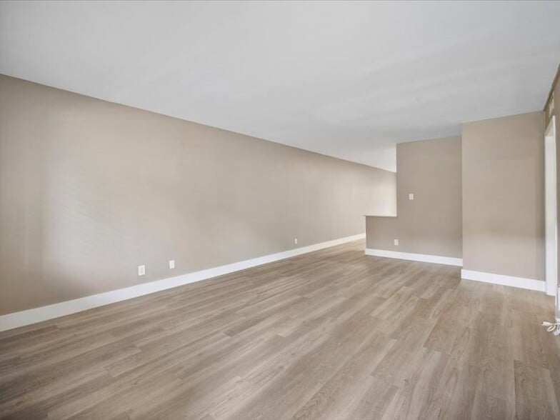 Living Room - 2303 East Side Dr