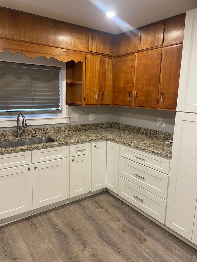 Building Photo - Knoxville 37914 - Adorable 2 bedroom, 1 bath home - Contact Lisa Vineyard and Shannon Russell (86...